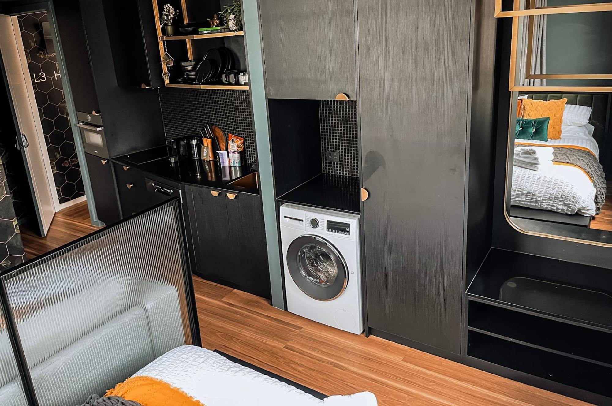 Green Rooms Braddon - Luxury Themed Micro Apartments Inspired By Tiny Home Design Canberra Værelse billede