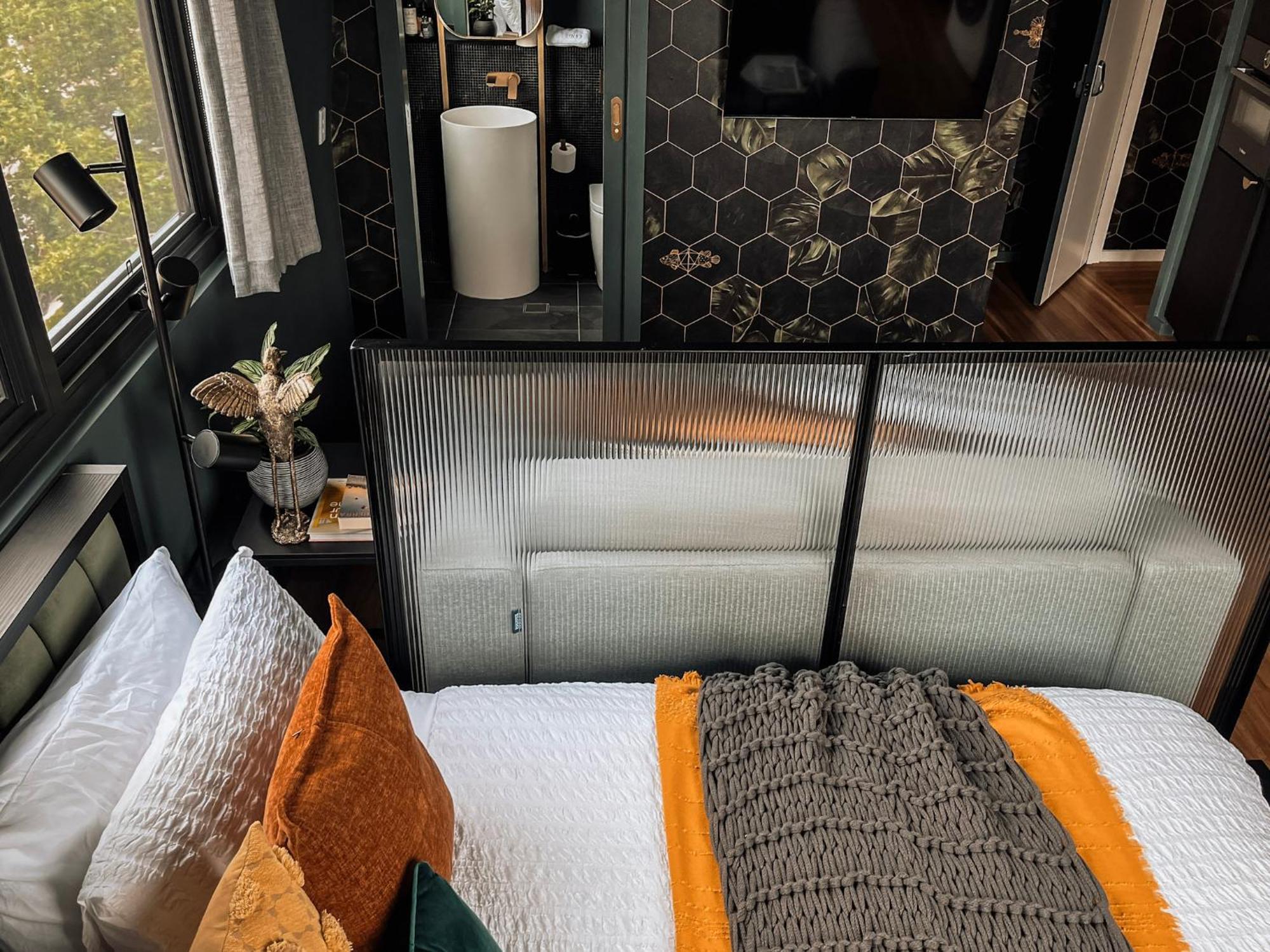 Green Rooms Braddon - Luxury Themed Micro Apartments Inspired By Tiny Home Design Canberra Værelse billede