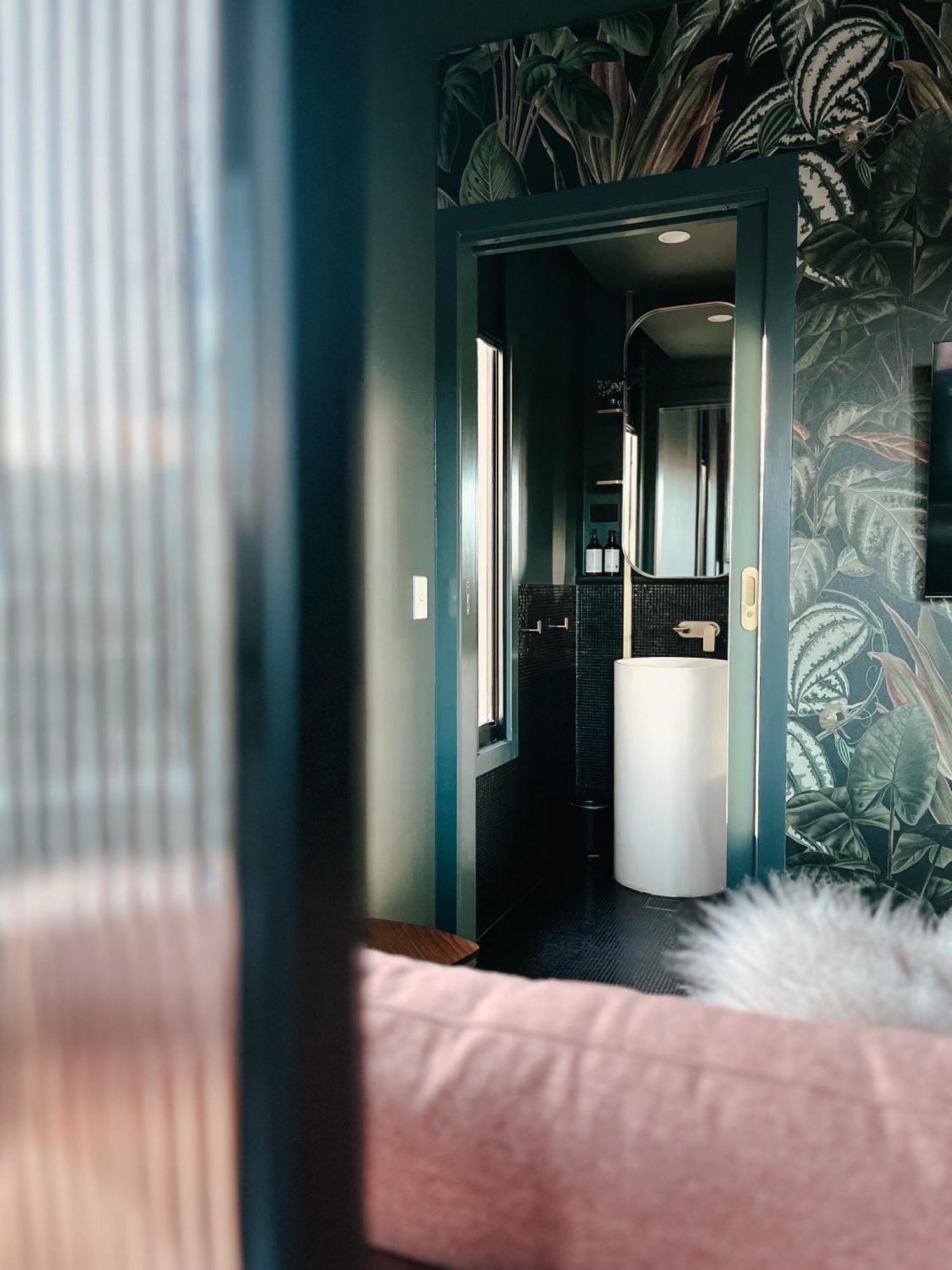 Green Rooms Braddon - Luxury Themed Micro Apartments Inspired By Tiny Home Design Canberra Eksteriør billede