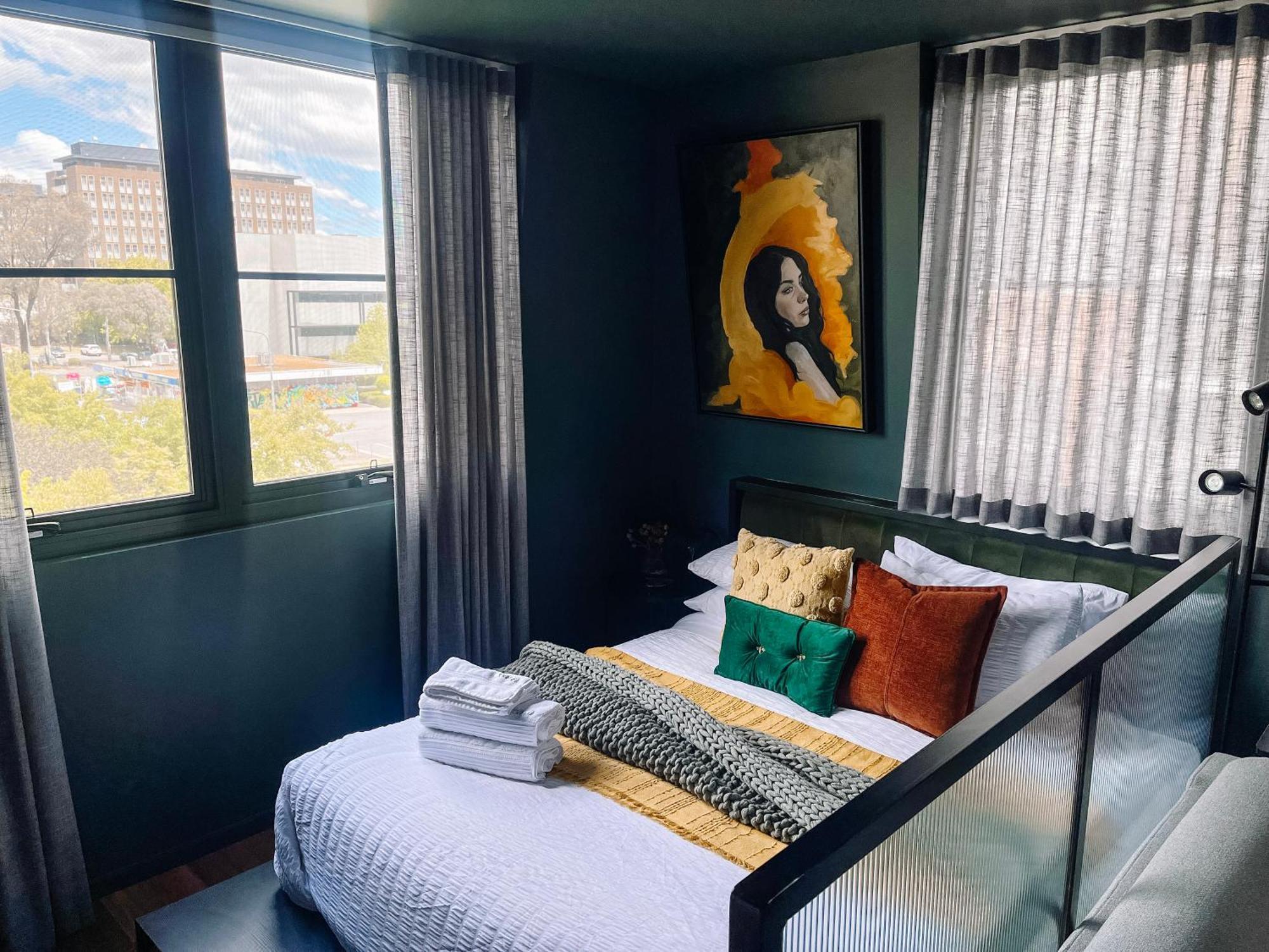 Green Rooms Braddon - Luxury Themed Micro Apartments Inspired By Tiny Home Design Canberra Værelse billede